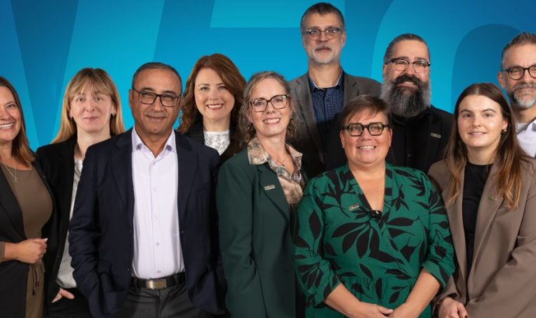 L’équipe de VEC Formation en compagnie du directeur général du Cégep, Denis Deschamps.